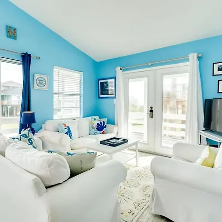 Fun In The Sun! Cozy Beach Pad, Gulf Views And Easy Access To The Sand!